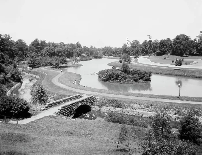 Framed Print : Lake and Boulevard, Rockefeller Park, Cleveland, O[hio], between 1900 and 1920. Creator: Unknown