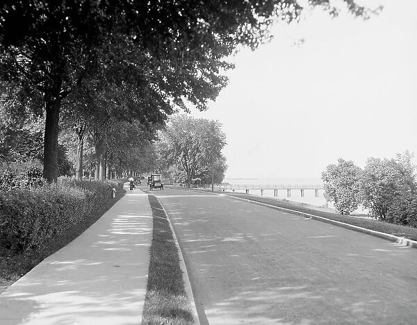 Lake road, Grosse Pointe, Mich. c.between 1910 and 1920. Creator: Unknown