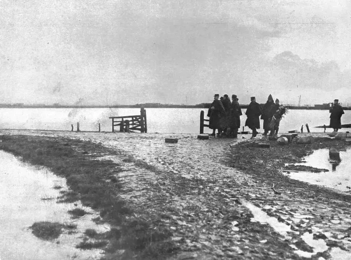 Framed Print : L'Alliance avec la mer; L'inondation protectrice sur la rive gauche de l'Yser, 1914. Creator: Unknown Framed Print : L'Alliance avec la mer; L'inondation protectrice sur la rive gauche de l'Yser, 1914. Creator: Unknown