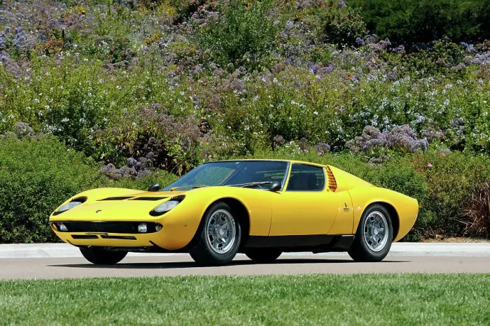 Framed Print : Lamborghini Miura p400s 1970. Artist: Simon Clay Framed Print : Lamborghini Miura p400s 1970. Artist: Simon Clay