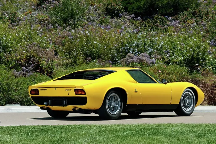 Framed Print : Lamborghini Miura p400s 1970. Artist: Simon Clay Framed Print : Lamborghini Miura p400s 1970. Artist: Simon Clay