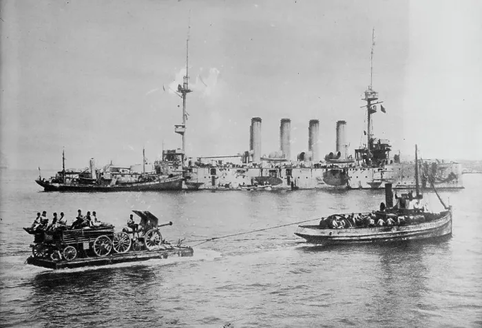 Framed Print : Landing a 155 mm gun at Sedd-ul [i.e. Sedd-el] Bahr, 1915. Creator: Bain News Service