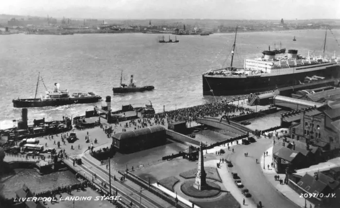 Framed Print : The landing stage at Liverpool docks, Merseyside, early 20th century Framed Print : The landing stage at Liverpool docks, Merseyside, early 20th century