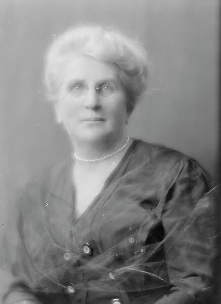 Lansdowne, H.B. Mrs. portrait photograph, 1914 Aug. 31. Creator: Arnold Genthe