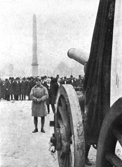 Framed Print : L'apotheose du Soldat; Un arret place de la Concorde: M Millerand et le groupe... 1920. Creator: Unknown Framed Print : L'apotheose du Soldat; Un arret place de la Concorde: M Millerand et le groupe... 1920. Creator: Unknown