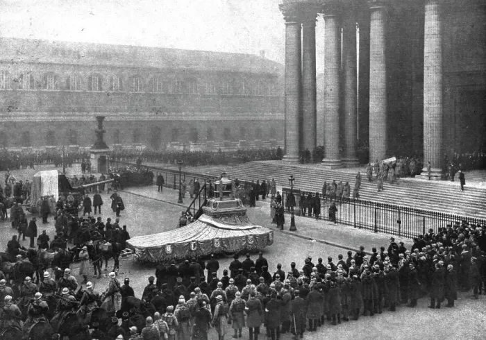 Framed Print : L'apotheose du Soldat; le cercueil du Soldat sort du Pantheon: sur la place, le canon de... 1920. Creator: Unknown Framed Print : L'apotheose du Soldat; le cercueil du Soldat sort du Pantheon: sur la place, le canon de... 1920. Creator: Unknown