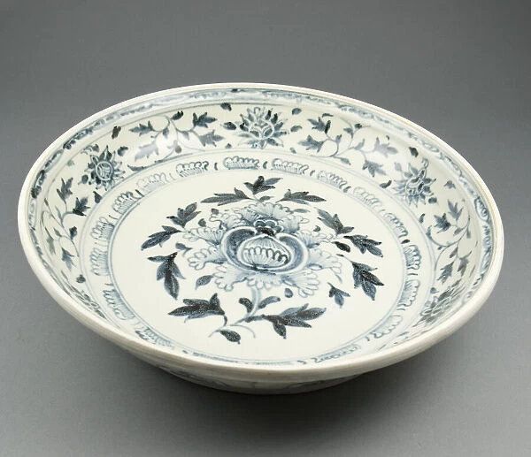 Large Dish with Pomegranate and Leaf Design, Late 15th  /  early 16th century
