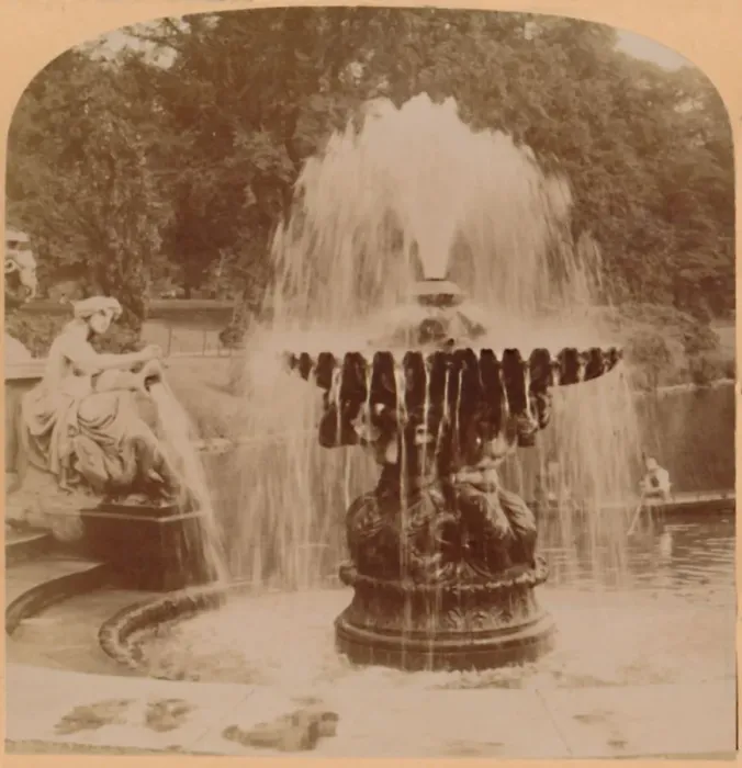 Framed Print : The Large Fountain, London, England, 1896. Creator: Underwood & Underwood Framed Print : The Large Fountain, London, England, 1896. Creator: Underwood & Underwood