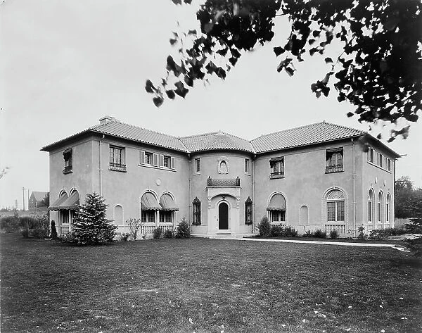 Large L-shaped residence, Colorado, designed by architect Jacques Benois Benedict, c1903 - 1923. Creator: Unknown