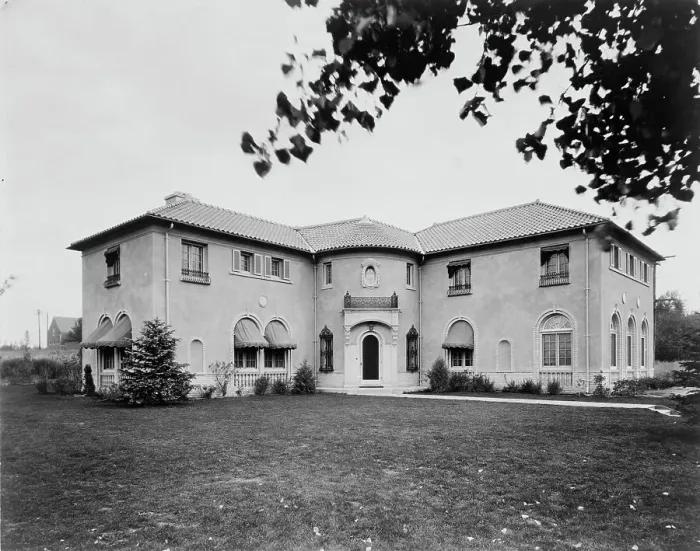 Framed Print : Large L-shaped residence, Colorado, designed by architect Jacques Benois Benedict, c1903 - 1923. Creator: Unknown Framed Print : Large L-shaped residence, Colorado, designed by architect Jacques Benois Benedict, c1903 - 1923. Creator: Unknown