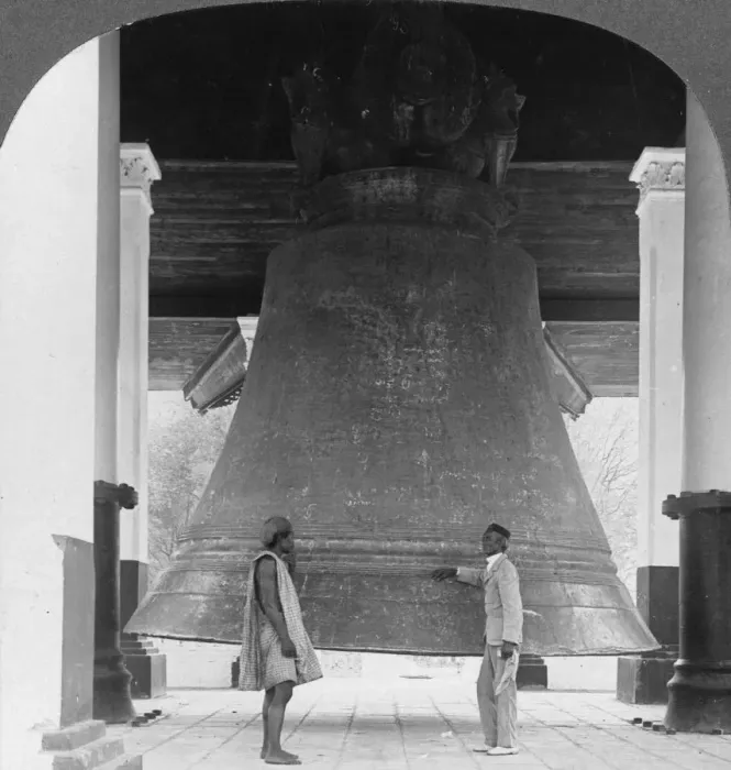 Framed Print : Largest perfect bell in the world, Mingun, Burma, 1908. Artist: Stereo Travel Co