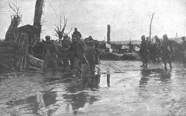 De L'Argonne aux Flandres; Prisonniers allemands traversant les etendues de boue... 1918. Creator: Unknown