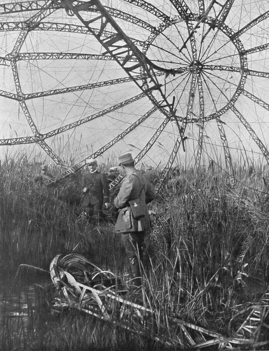 Framed Print : L'Armature du Zeppelin abattu dans les Marais du Vardar, 1916. Creator: Unknown Framed Print : L'Armature du Zeppelin abattu dans les Marais du Vardar, 1916. Creator: Unknown