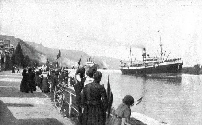 Framed Print : L'Armee Britannique; Le long des rives de la Seine, que les transports Anglais remontent, 1914. Creator: Unknown Framed Print : L'Armee Britannique; Le long des rives de la Seine, que les transports Anglais remontent, 1914. Creator: Unknown