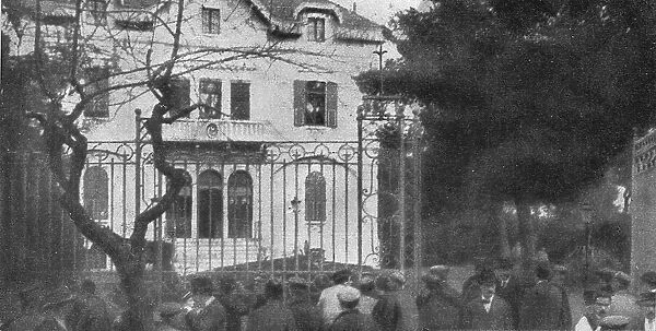 L'Arrestation des consule des puissances ennemies a Salonique; La foule devant le... 1916. Creator: Unknown