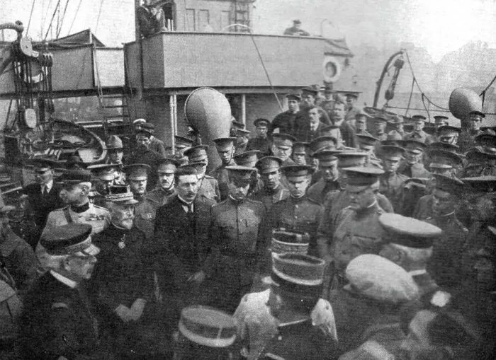 Framed Print : L'Arrivee du General Pershing; Les receptions officielles a bord de l'Invicta, 1917. Creator: Unknown Framed Print : L'Arrivee du General Pershing; Les receptions officielles a bord de l'Invicta, 1917. Creator: Unknown
