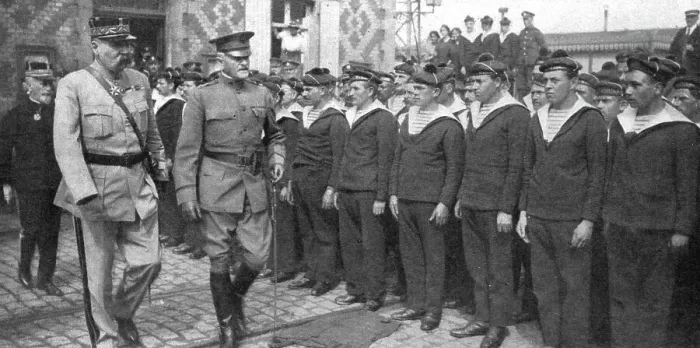 Framed Print : L'Arrivee du General Pershing; Sur le quai de Boulogne: accompagne du general Pelletier... 1917. Creator: Unknown Framed Print : L'Arrivee du General Pershing; Sur le quai de Boulogne: accompagne du general Pelletier... 1917. Creator: Unknown