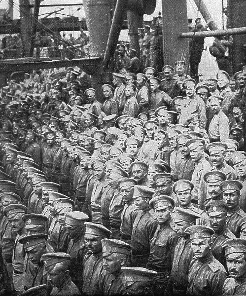 L'arrivee a Marseille des premiers contingents Russes; sur le pont du deuxieme... 1916. Creator: Unknown