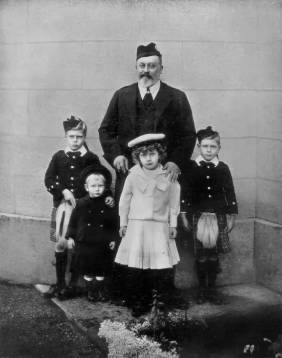 Framed Print : The Late King and Some of His Grandchildren, c19102-1910 (1910) Framed Print : The Late King and Some of His Grandchildren, c19102-1910 (1910)