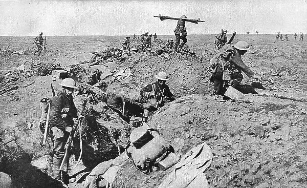 L'Attaque Britannique du 25 septembre 1916; Reserves sortant des tranchees, apres leurs camarades d Creator: Unknown