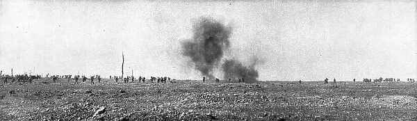 L'Attaque Britannique du 25 septembre 1916; De gros projectiles ennemis eclatent sur le centre d'un Creator: Unknown