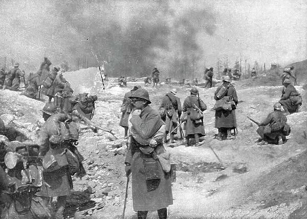 L'Attaque du Mont-Pertois; Un bataillon abordant, le 30 avril 1917, la ligne de cretes... 1917. Creator: Unknown