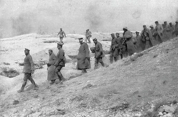 L'Attaque du Mont-Pertois; Prisonniers descendant les pentes du Pertois: au sommet... 1917. Creator: Unknown