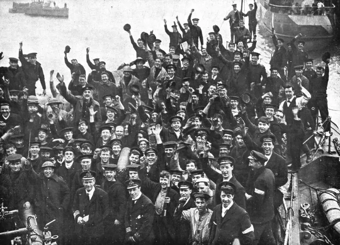 Framed Print : L'attaque navale de Zeebrugge et Ostende; Apres Zeebrugge, le retour triomphal du... 1918. Creator: Unknown Framed Print : L'attaque navale de Zeebrugge et Ostende; Apres Zeebrugge, le retour triomphal du... 1918. Creator: Unknown