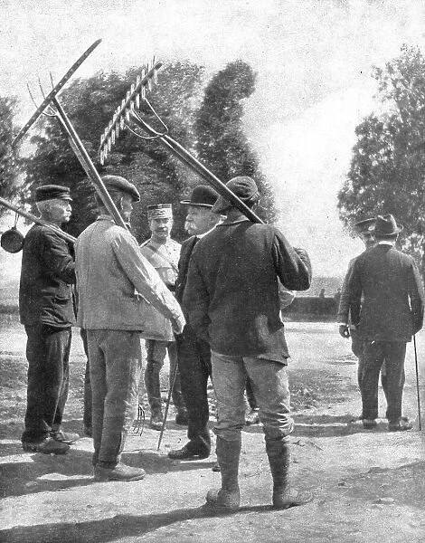 L'attente confiante du pays; M. Clemenceau au milieu des cultivateurs d'un village du front, 1918. Creator: Unknown