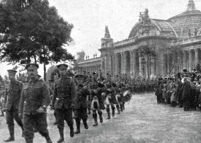 Framed Print : Le 14 juillet 1916 a Paris; les Bag-pipers ecossais, 1916. Creator: Unknown. Le 14 juillet 1916 a Paris; les Bag-pipers ecossais, 1916. Creator: Unknown Framed Print : Le 14 juillet 1916 a Paris; les Bag-pipers ecossais, 1916. Creator: Unknown. Le 14 juillet 1916 a Paris; les Bag-pipers ecossais, 1916. Creator: Unknown