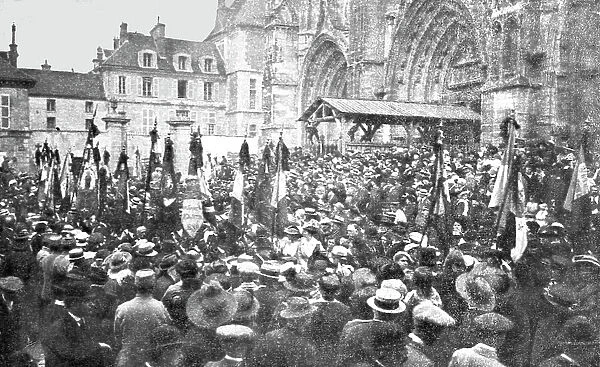 Le 2e anniversaire de la Marne; Defiles des delegations a la cathedrale de Meaux, 1916. Creator: Unknown