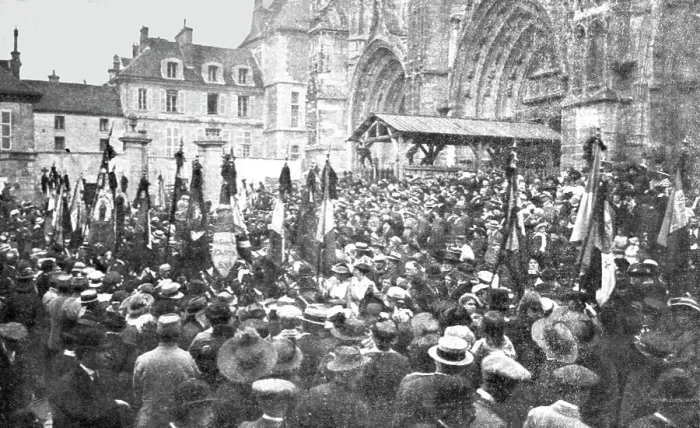 Framed Print : Le 2e anniversaire de la Marne; Defiles des delegations a la cathedrale de Meaux, 1916. Creator: Unknown Framed Print : Le 2e anniversaire de la Marne; Defiles des delegations a la cathedrale de Meaux, 1916. Creator: Unknown