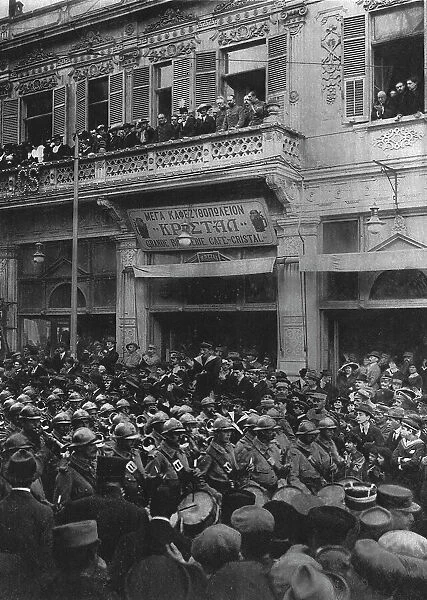 Le armee Francaise a Salonique; la foule se presse sur le passage de nos troupes... 1916. Creator: Henri Manuel