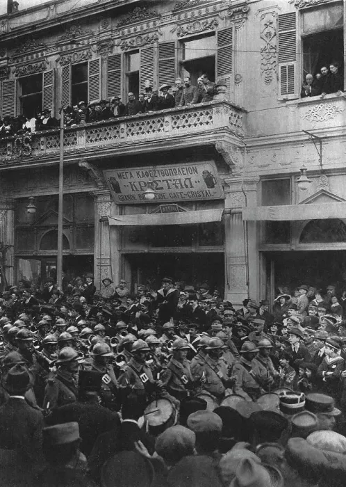 Framed Print : Le armee Francaise a Salonique; la foule se presse sur le passage de nos troupes... 1916. Creator: Henri Manuel Framed Print : Le armee Francaise a Salonique; la foule se presse sur le passage de nos troupes... 1916. Creator: Henri Manuel