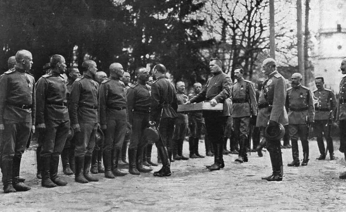 Framed Print : Le baiser de Paques du Tzar a ses soldats; Pour la fete de Paques, la plus grande... 1916. Creator: Unknown Framed Print : Le baiser de Paques du Tzar a ses soldats; Pour la fete de Paques, la plus grande... 1916. Creator: Unknown