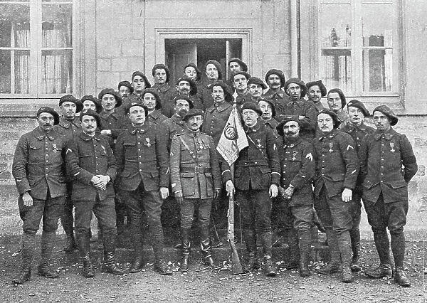 Le capitaine Desombourg au milieu d'un groupe du 116e bataillon de chasseurs alpins, 1916. Creator: Unknown