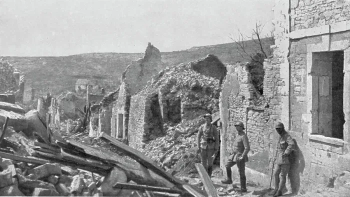 Framed Print : Le champ de bataille; Les ruines de Craonne, pris le 4 mai 1917: au fond, la crete... 1917. Creator: Unknown Framed Print : Le champ de bataille; Les ruines de Craonne, pris le 4 mai 1917: au fond, la crete... 1917. Creator: Unknown