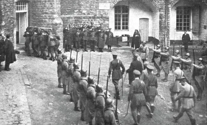 Framed Print : Le Combattant Inconnu Britannique; le corps du Combattant britannique inconnu arrive au... 1920. Creator: Unknown. Le Combattant Inconnu Britannique; le corps du Combattant britannique inconnu arrive au... 1920. Creator: Unknown Framed Print : Le Combattant Inconnu Britannique; le corps du Combattant britannique inconnu arrive au... 1920. Creator: Unknown. Le Combattant Inconnu Britannique; le corps du Combattant britannique inconnu arrive au... 1920. Creator: Unknown