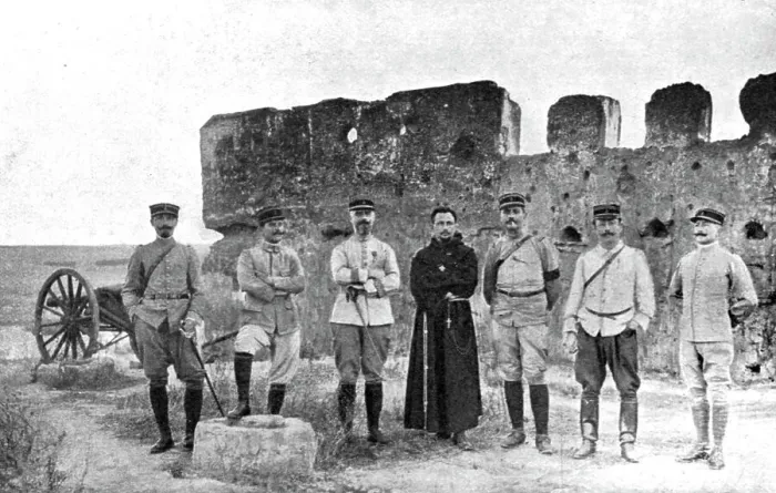 Framed Print : Le commandant et les officiers du 1er bataillon colonial du Maroc, sur une terrasse... 1914. Creator: Unknown Framed Print : Le commandant et les officiers du 1er bataillon colonial du Maroc, sur une terrasse... 1914. Creator: Unknown