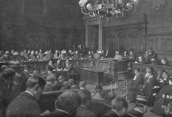 Le defaitisme et les grands proces; la premiere audience du Conseil de guerre appele... 1918. Creator: Unknown