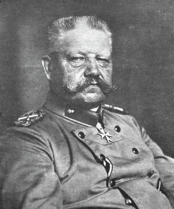 Framed Print : Le desert derriere l'ennemi; Le feld-marechal von Hindenburg, 1917. Creator: Leipziger illustrirte Zeitung