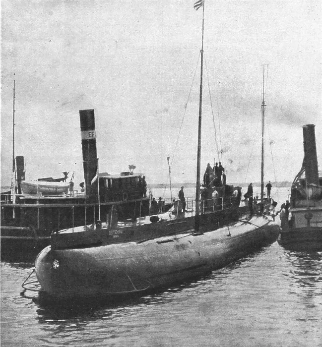 Framed Print : Le Deutschland'; le submersible allemand Deutschland dans la baie de Chesapeake, 1916. Creator: Unknown. Le Deutschland'; le submersible allemand Deutschland dans la baie de Chesapeake, 1916. Creator: Unknown Framed Print : Le Deutschland'; le submersible allemand Deutschland dans la baie de Chesapeake, 1916. Creator: Unknown. Le Deutschland'; le submersible allemand Deutschland dans la baie de Chesapeake, 1916. Creator: Unknown