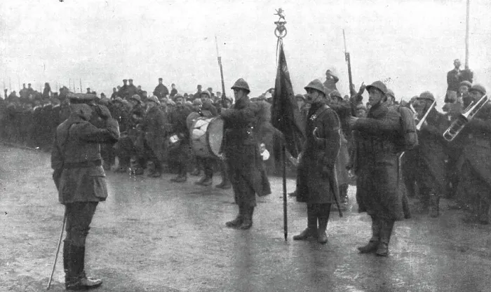 Framed Print : Le deuxieme anniversaire de L'Yser; le general Wielemans saluante le drapeau du 12e de...1916. Creator: Unknown Framed Print : Le deuxieme anniversaire de L'Yser; le general Wielemans saluante le drapeau du 12e de...1916. Creator: Unknown