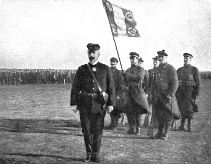 Framed Print : Le Drapeau des Fusiliers Marins; Derriere le general, des combattants d'Ypres et de Dixmude, 1915. Creator: Unknown Framed Print : Le Drapeau des Fusiliers Marins; Derriere le general, des combattants d'Ypres et de Dixmude, 1915. Creator: Unknown
