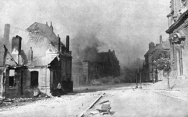 Le entrée dans Cambrai; Une rue du centre de la ville en feu; l'ennemi en retraite avait... 1918. Creator: Unknown