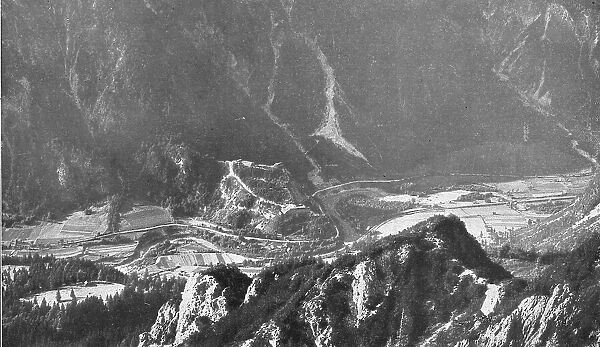 Le fort autrichien de Malborghetto ou fort Hensel(au centre de la vue), qui commandait... 1916. Creator: Unknown
