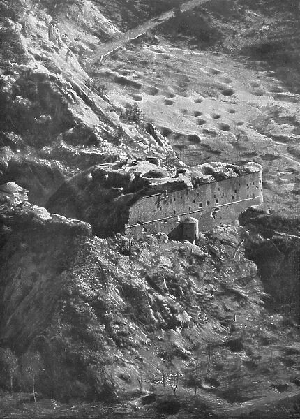 'Le Fort de Malborghetto apres le bombardement par les canons Italiens de 305. 1916. Creator: Unknown