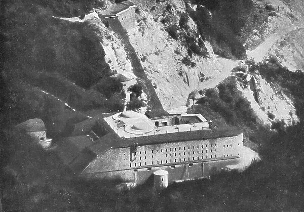 Le Fort de Malborghetto avant le bombardement. 1916. Creator: Unknown