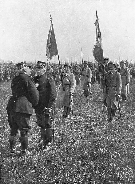 Le general Joffre remet au general Balfourier la plaque de grand-officier de la Legion... 1916. Creator: Unknown