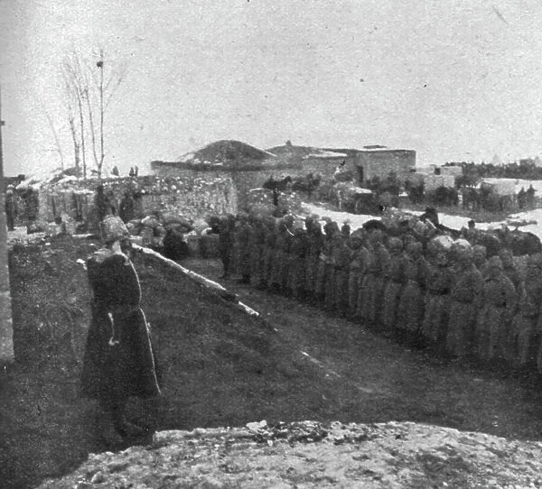 Le general Kalitine felicite les soldats qui ont occupe Hassan-Kale, sur la route d'Erzeroum, 1916 Creator: Unknown